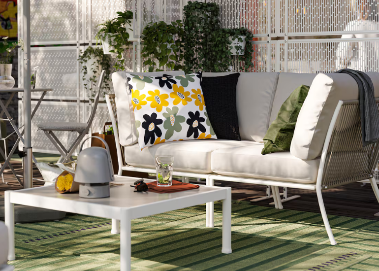 outdoor lounge restaurant