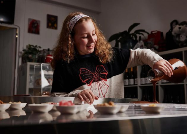 A chocolatier in action