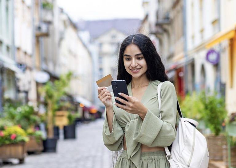 Social media tips to win more customers this holiday season 
